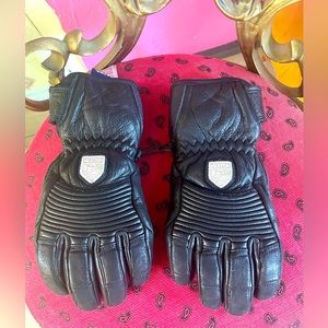Hearts Sz 7: W’s S black leather winter gloves. Snowboarding/skiing